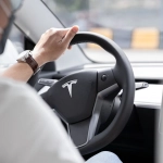 Автономный автомобиль с датчиками и системами навигации