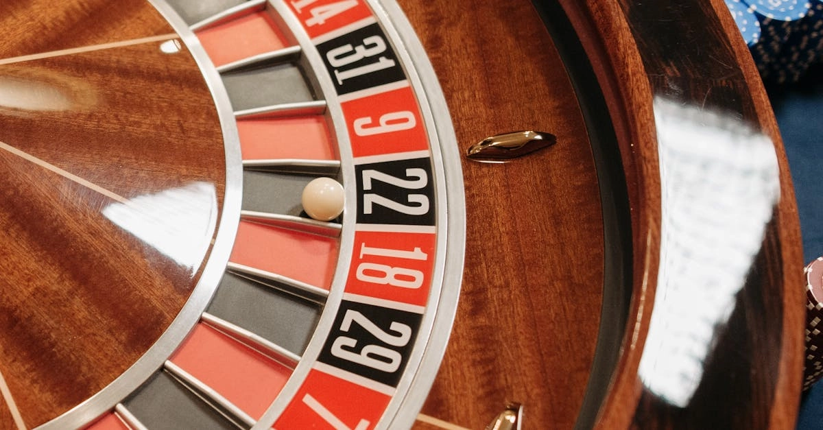 Математические формулы над вращающимся колесом рулетки